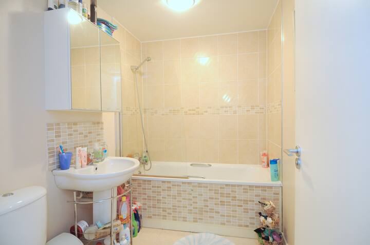 Room Gascony Place in Greater London