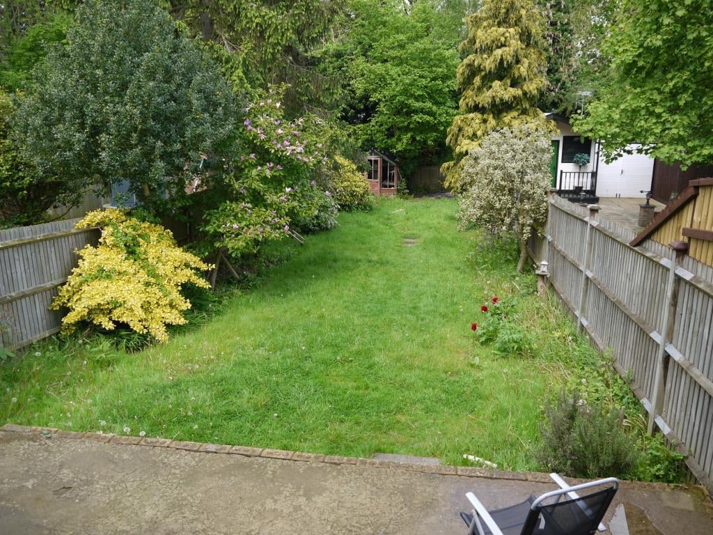 House Farm Road in Greater London