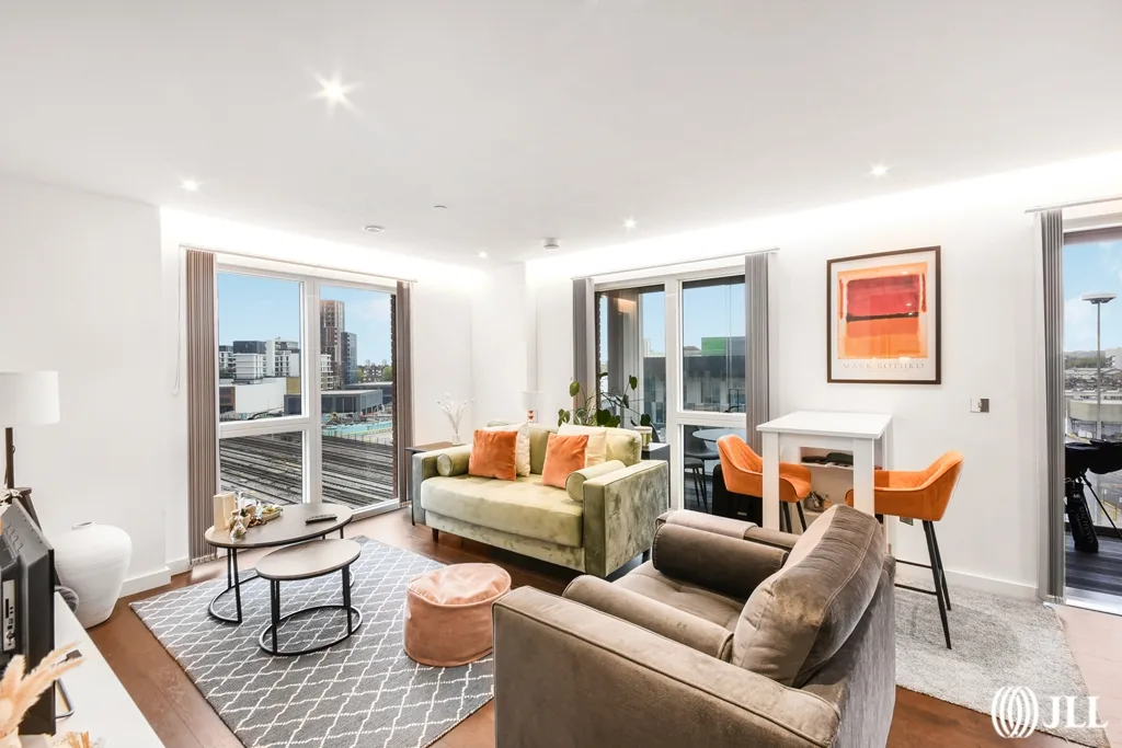 Flat Malthouse Road in Greater London