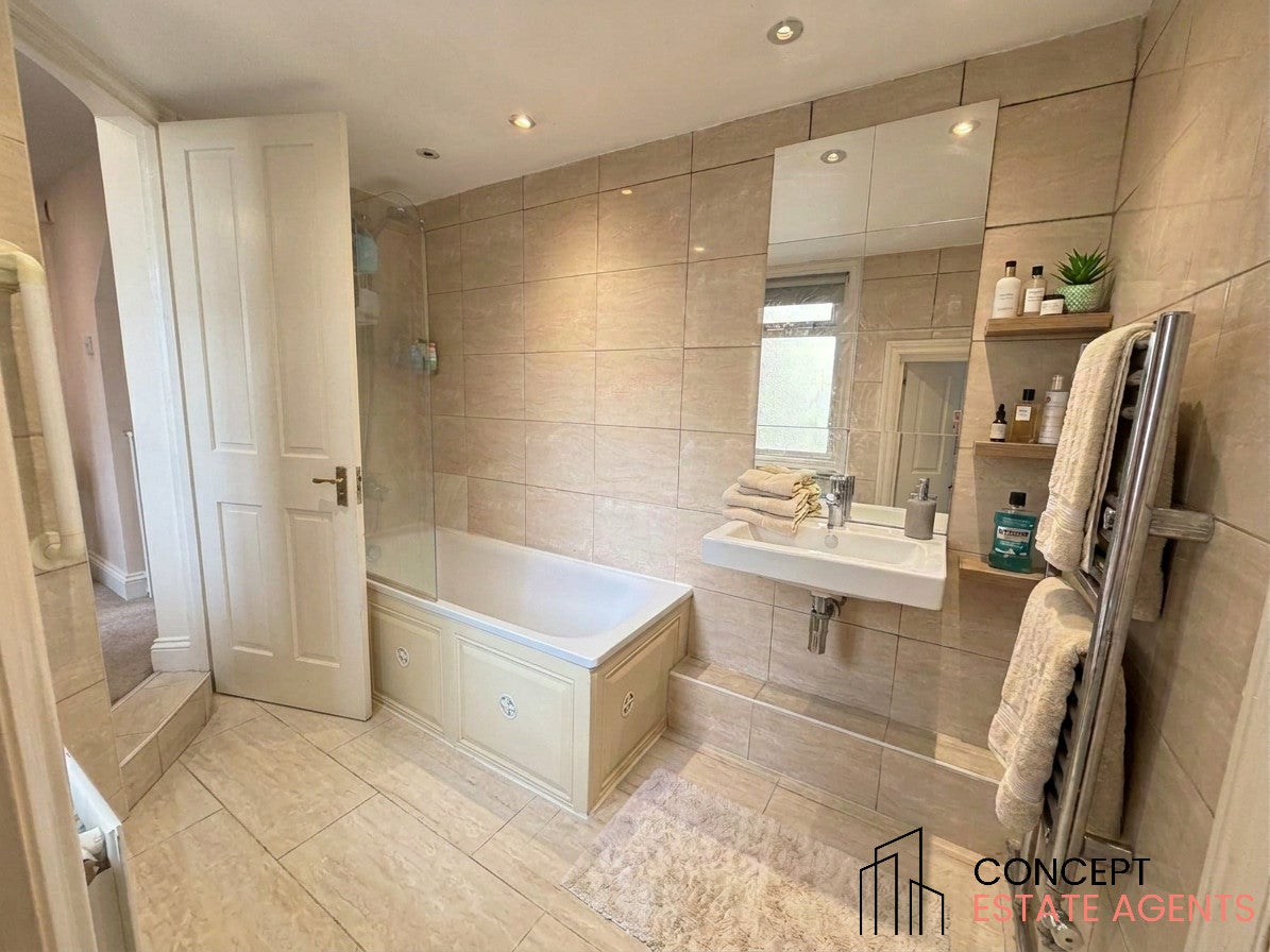 Flat Altenburg Gardens in Greater London