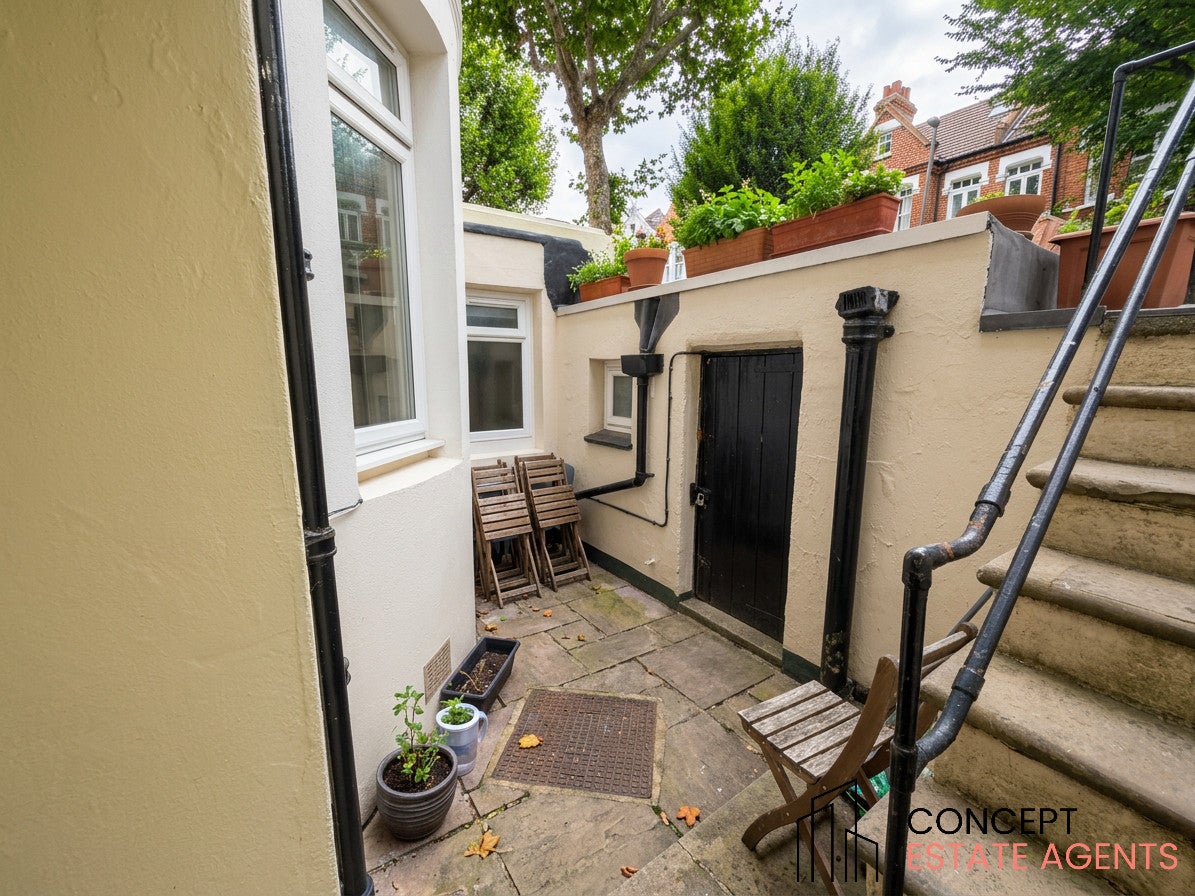 Flat Altenburg Gardens in Greater London