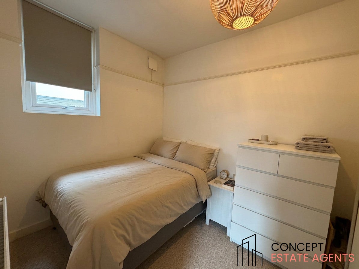 Flat Altenburg Gardens in Greater London