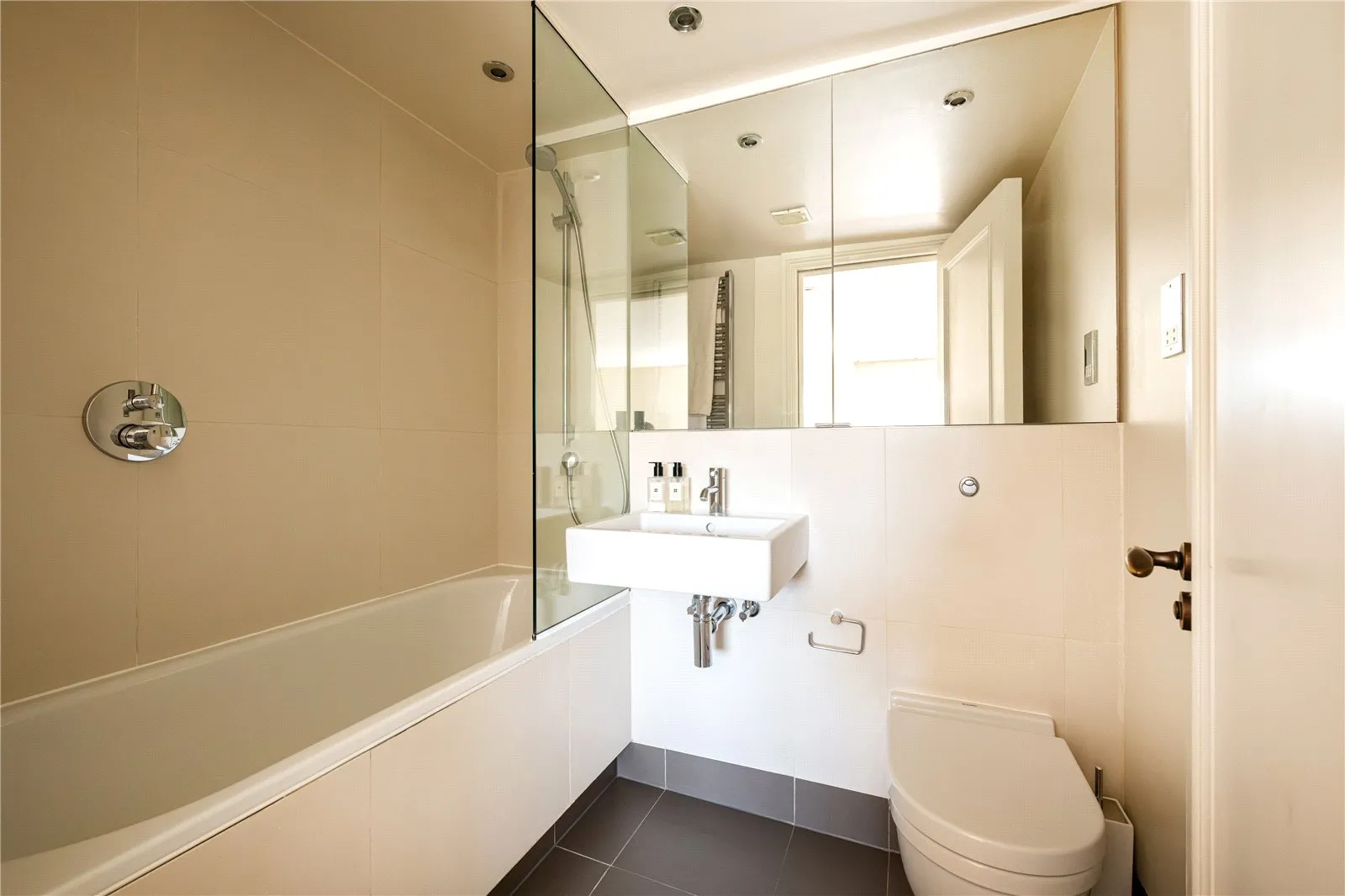 Flat Halkin Street in City of Westminster