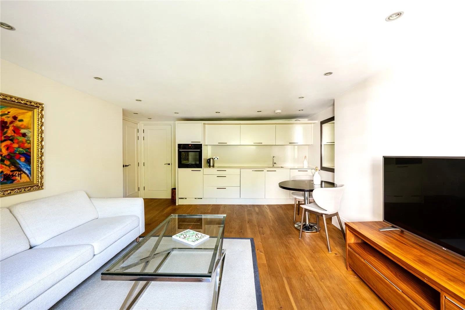 Flat Halkin Street in City of Westminster