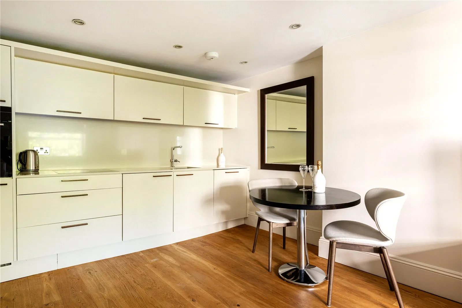 Flat Halkin Street in City of Westminster