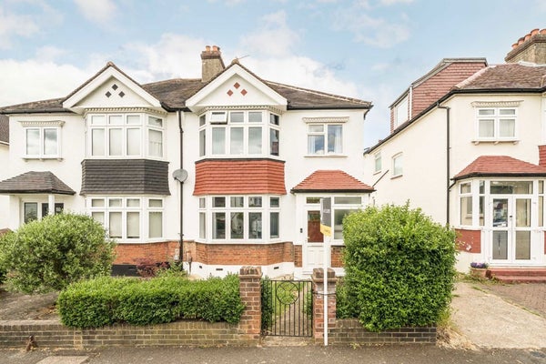 House Norbury Close in London
