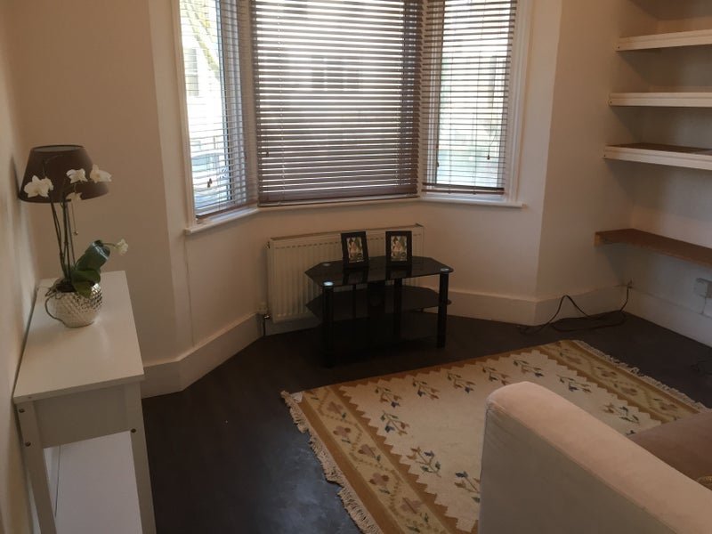 Flat Maud Road in Greater London