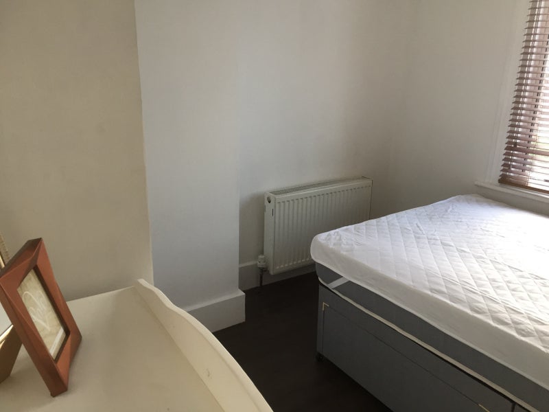 Flat Maud Road in Greater London