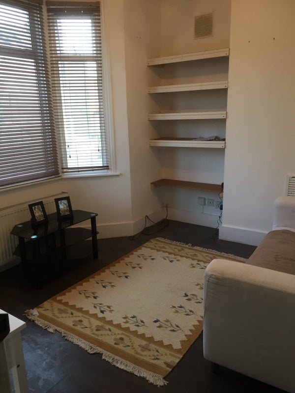 Flat Maud Road in Greater London