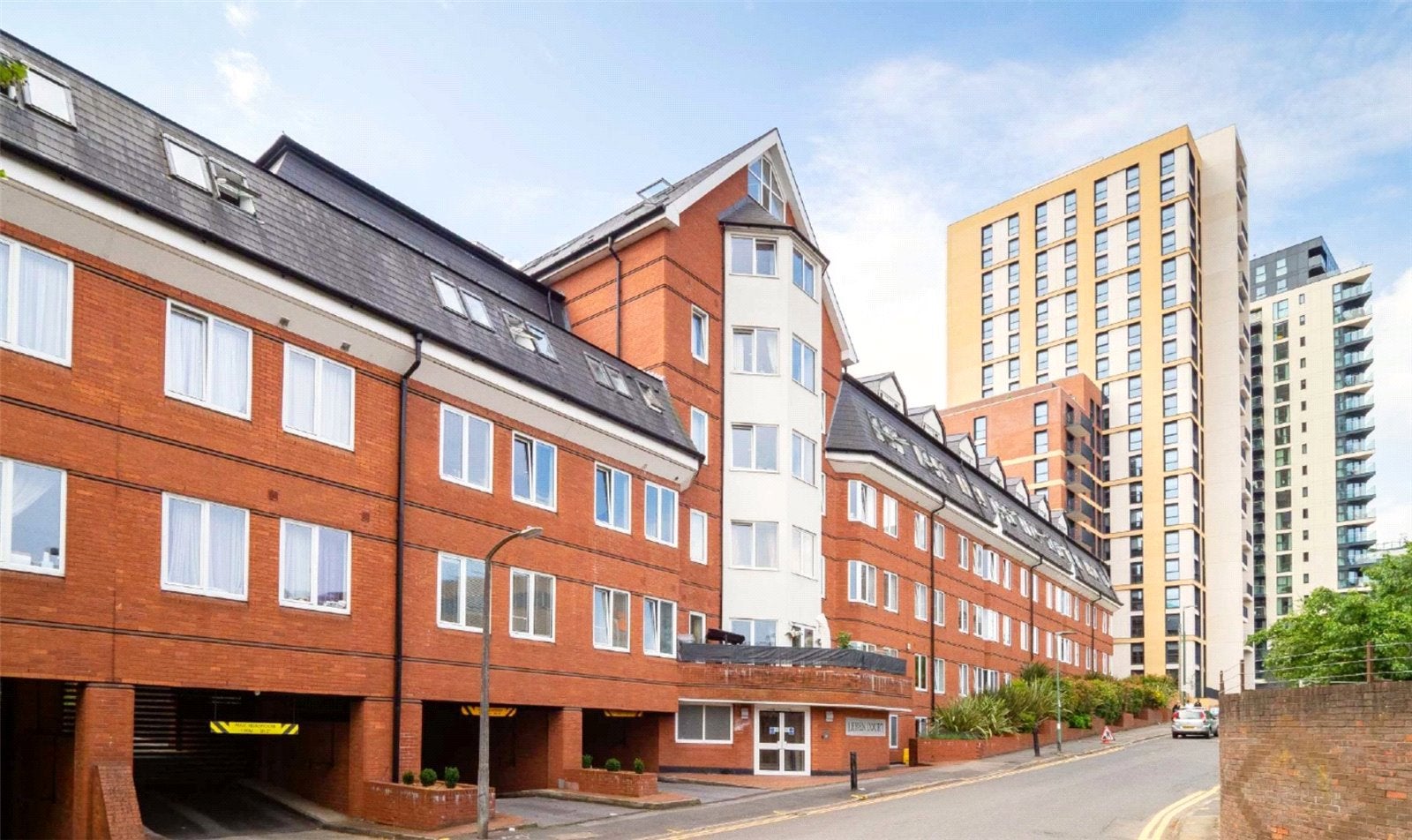 Flat Sutton Court Road in Greater London