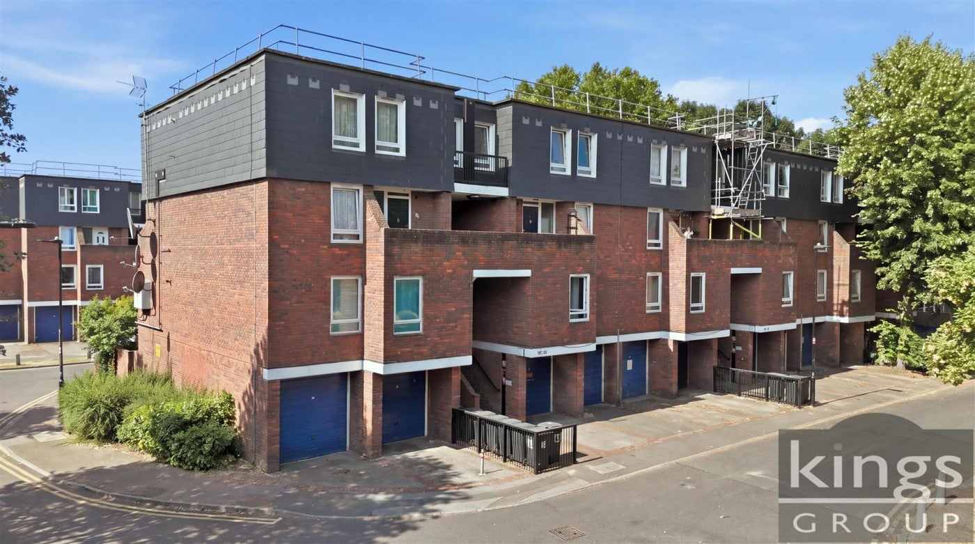 Flat Kessock Close in Greater London