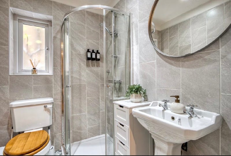 Room Finborough Road in Greater London