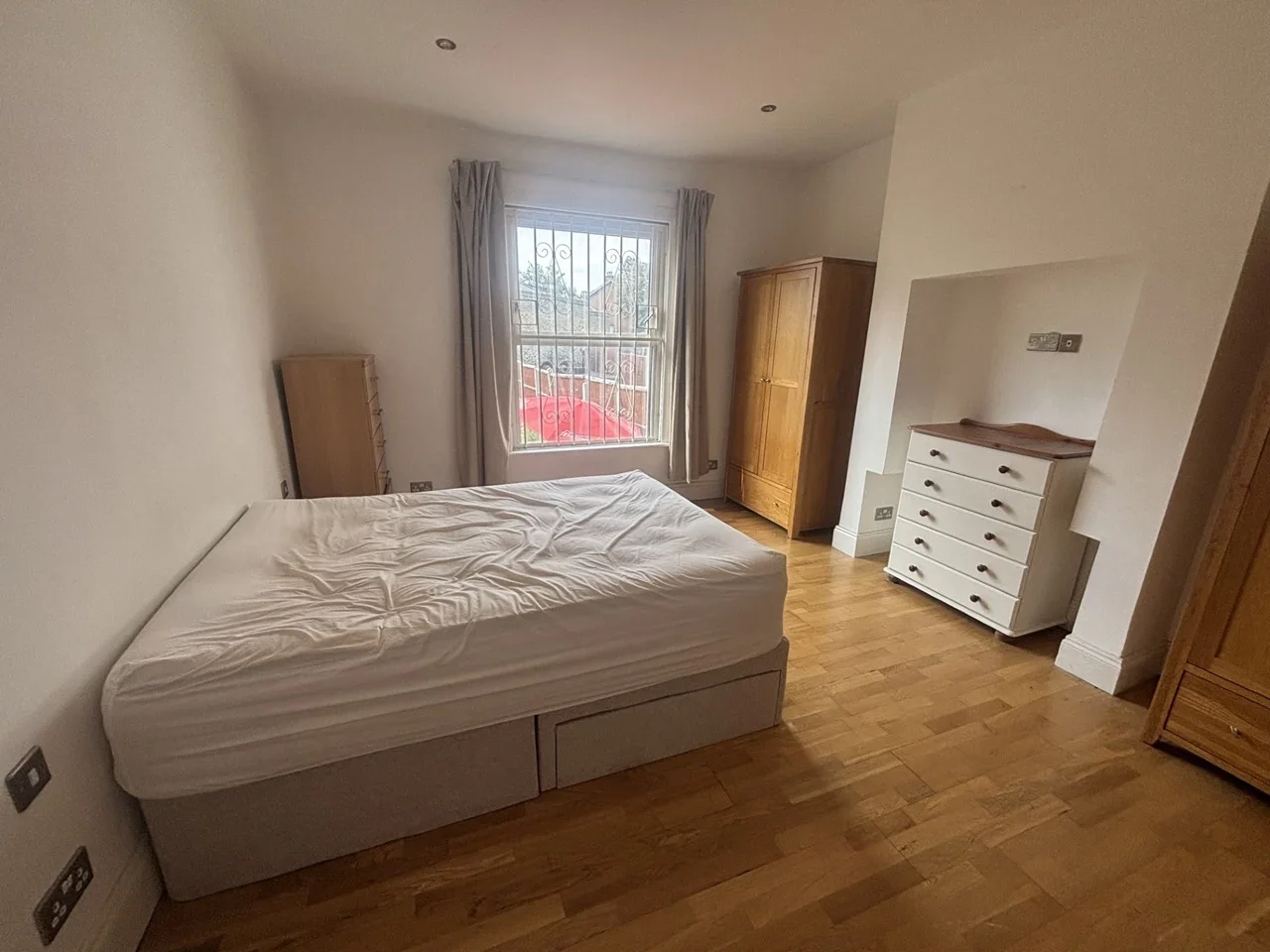 Flat Bensham Manor Road in Greater London