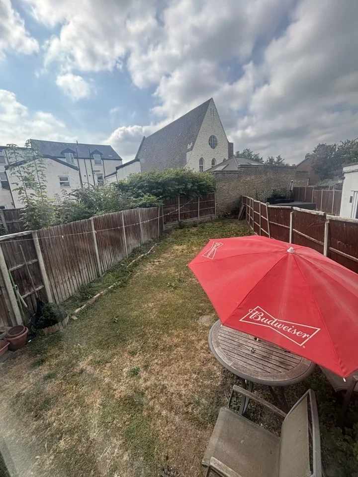 Flat Bensham Manor Road in Greater London