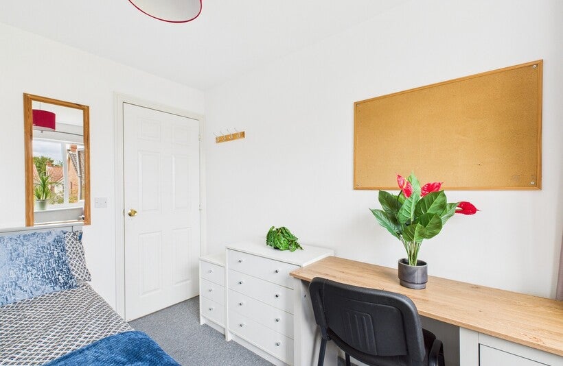 Room Swallow Tail Close in Norwich