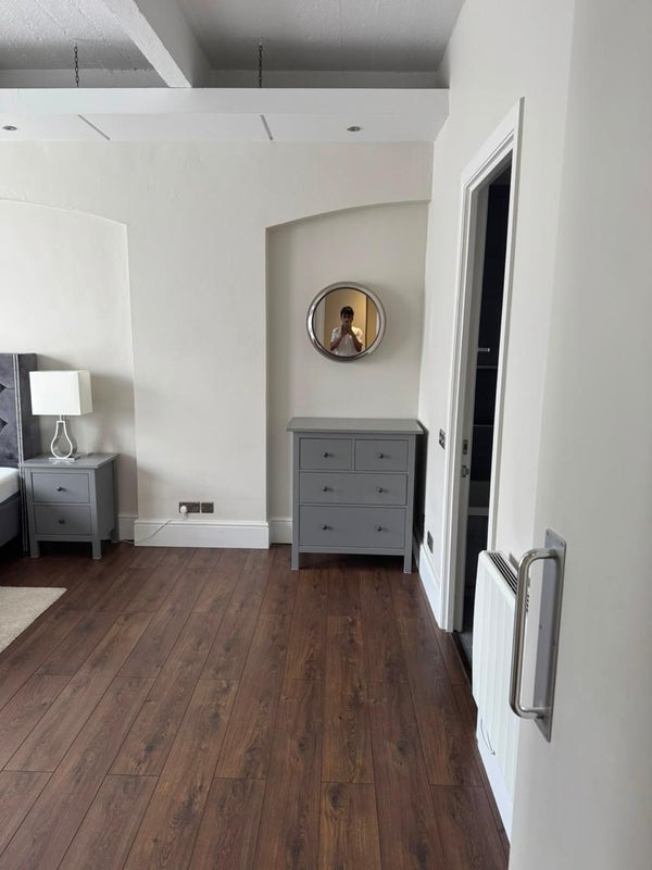 Room Dingley Road in Greater London
