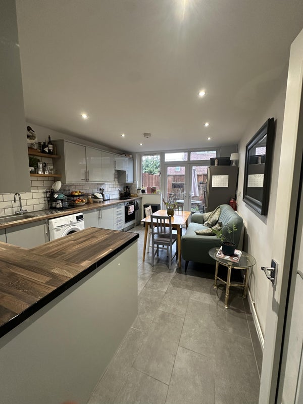 Room Buxton Road in Greater London