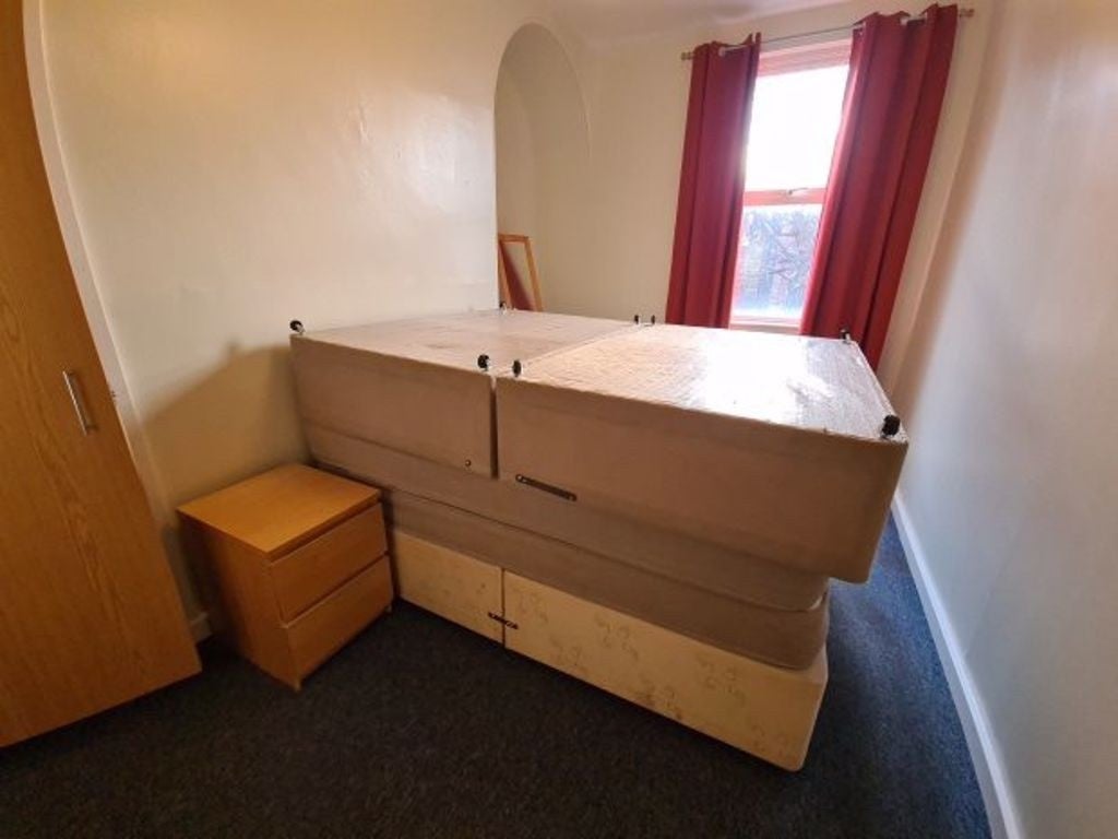 Room Moorland Road in Leeds