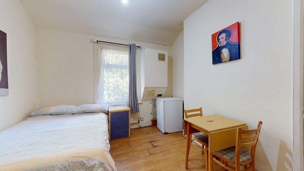 Room Chichele Road in Greater London