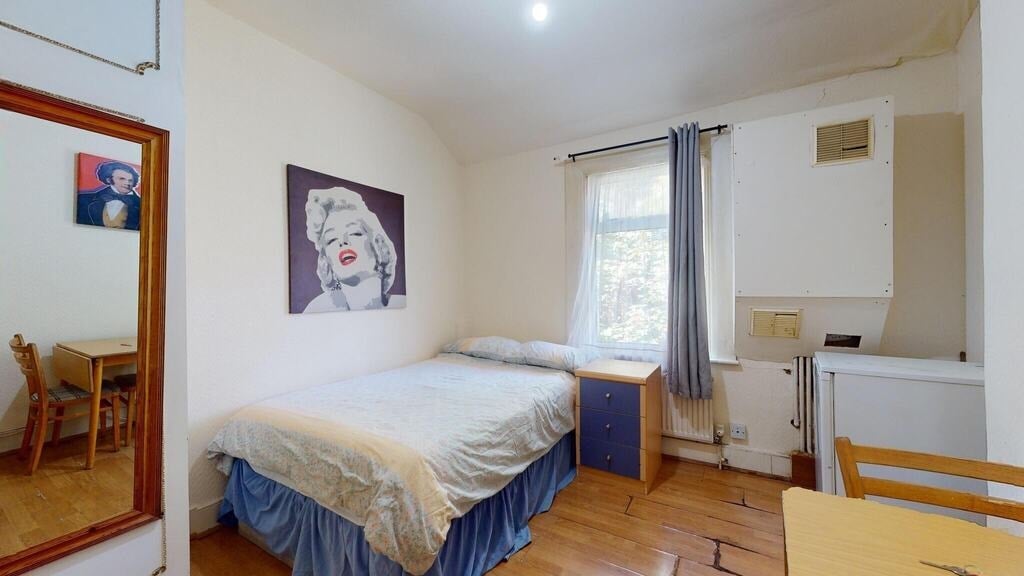 Room Chichele Road in Greater London