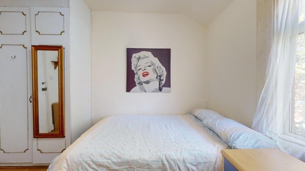 Room Chichele Road in Greater London