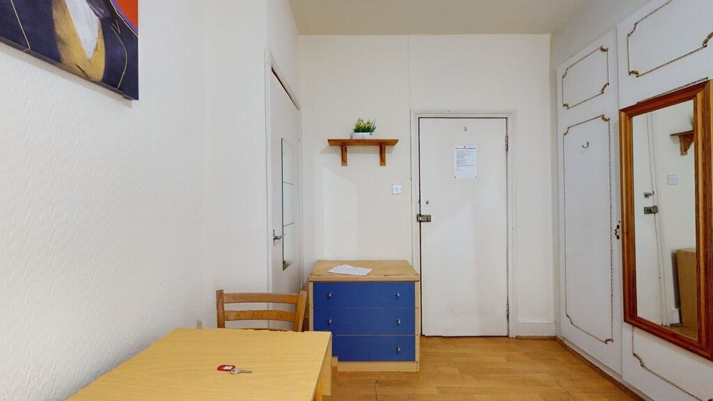 Room Chichele Road in Greater London
