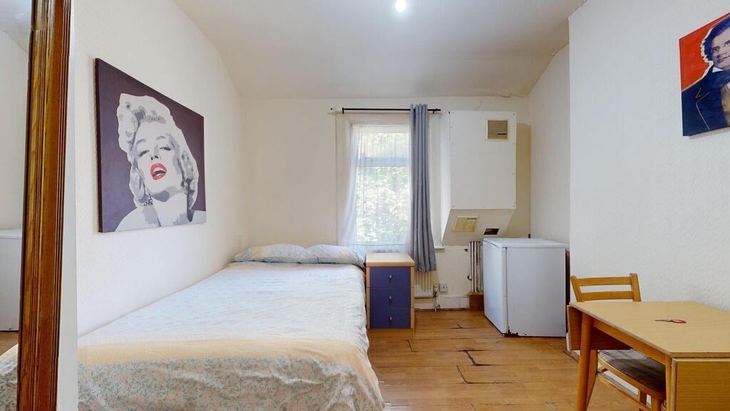Room Chichele Road in Greater London