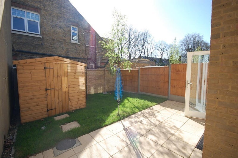Room West Green Road in Greater London
