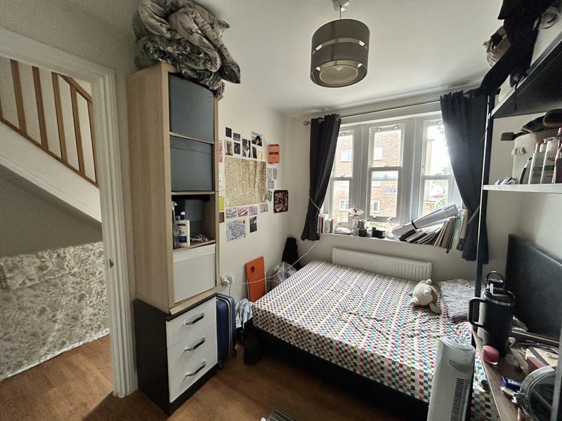 Room West Green Road in Greater London
