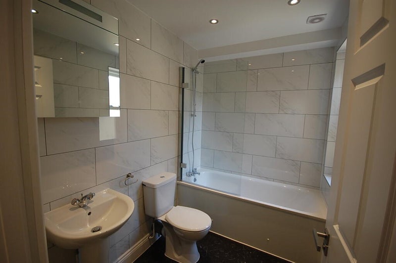 Room West Green Road in Greater London