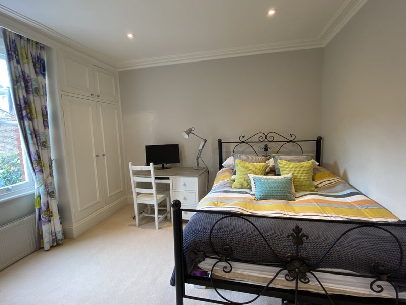 Room Quarrendon Street in Greater London