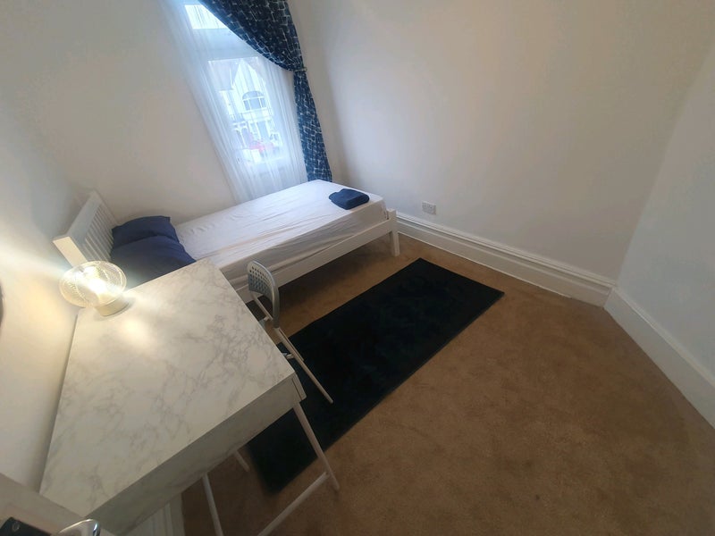 Room Mitcham Lane in Greater London