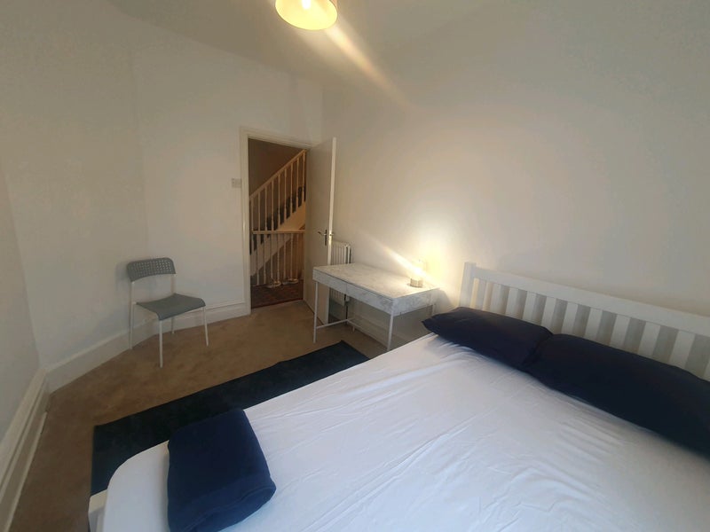 Room Mitcham Lane in Greater London