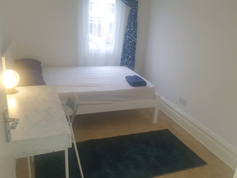 Room Mitcham Lane in Greater London