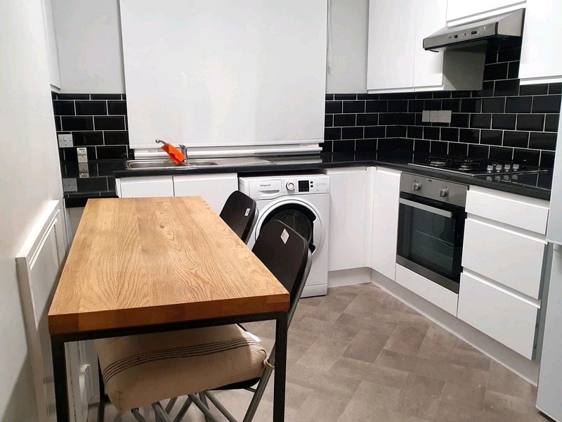 Room Mitcham Lane in Greater London