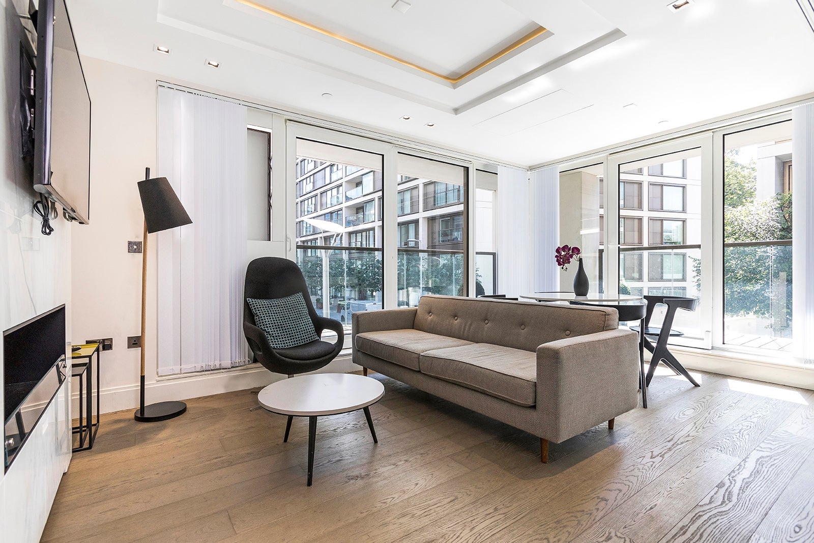 Flat Kensington High Street in Greater London