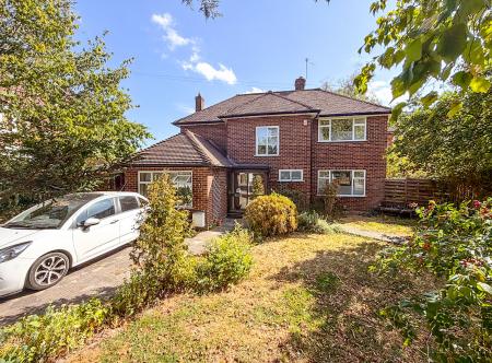 House Pinn Way in Greater London