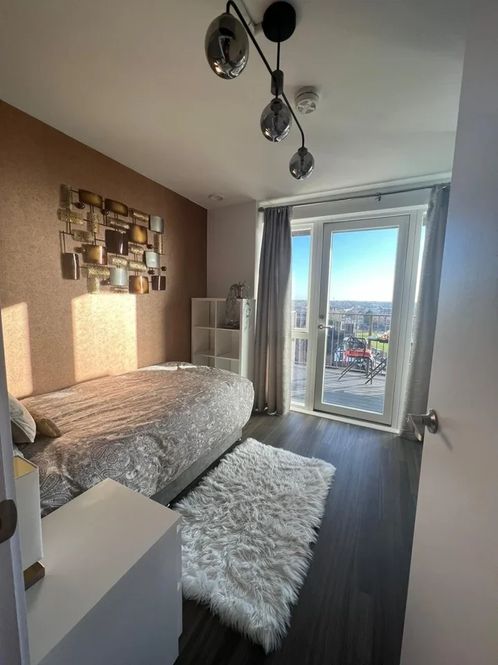 Room Adenmore Road in Greater London