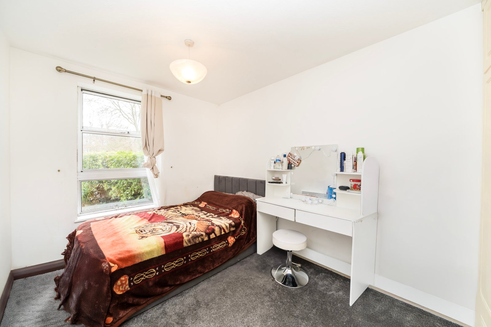 Flat Marlowe Gardens in Greater London