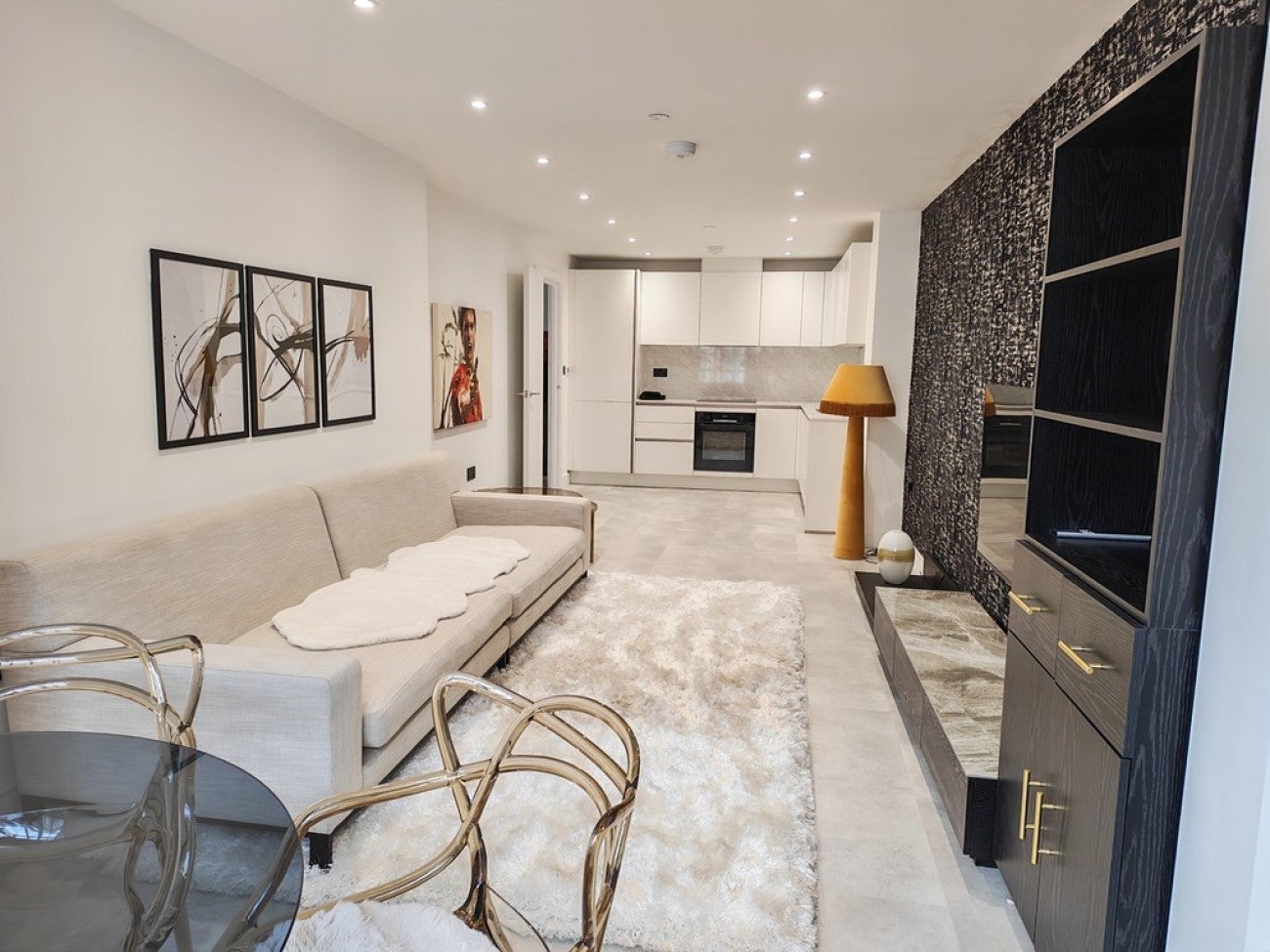 Flat Mulberry Street in Greater London