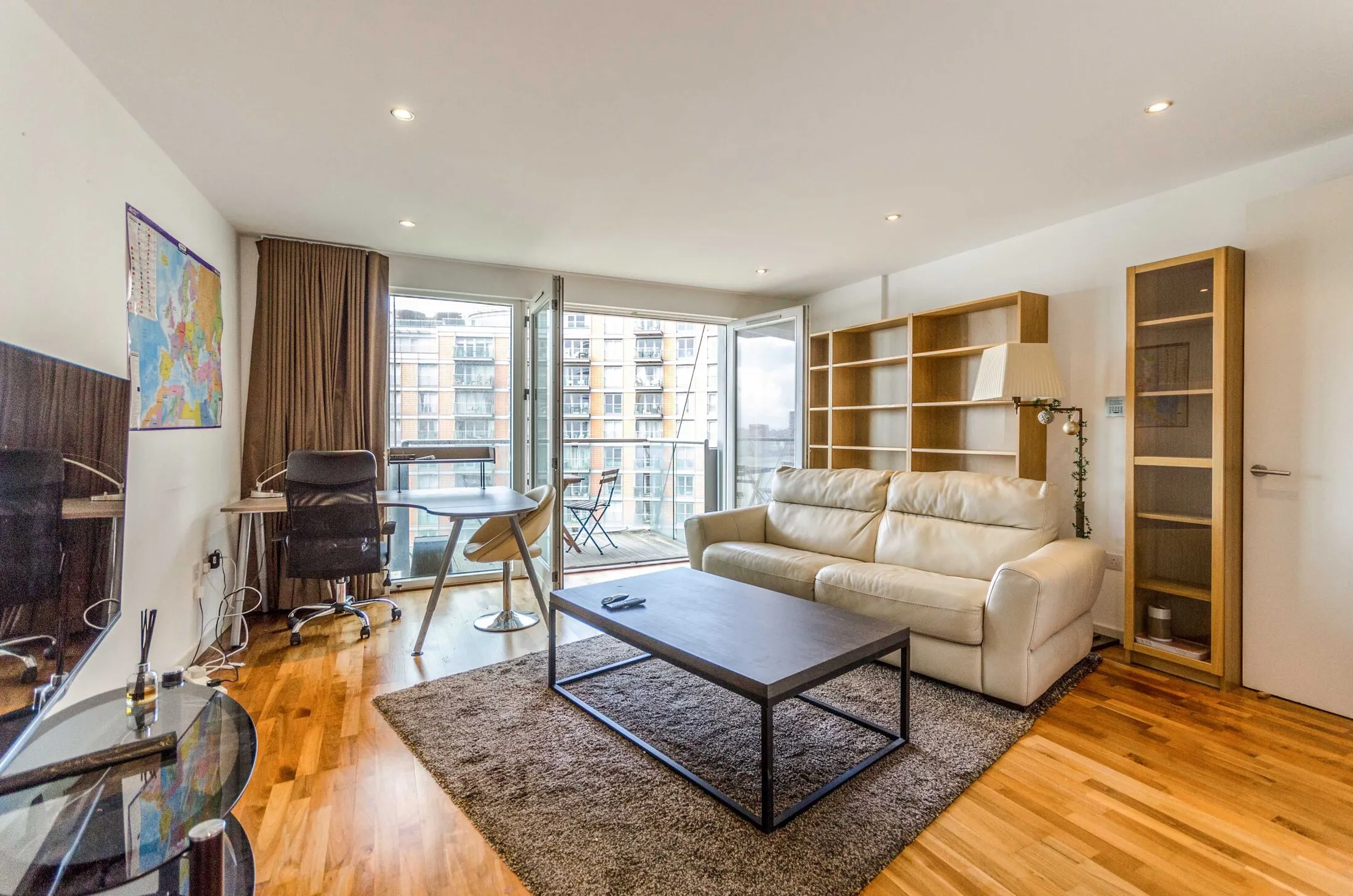 Flat Fairmont Avenue in Greater London
