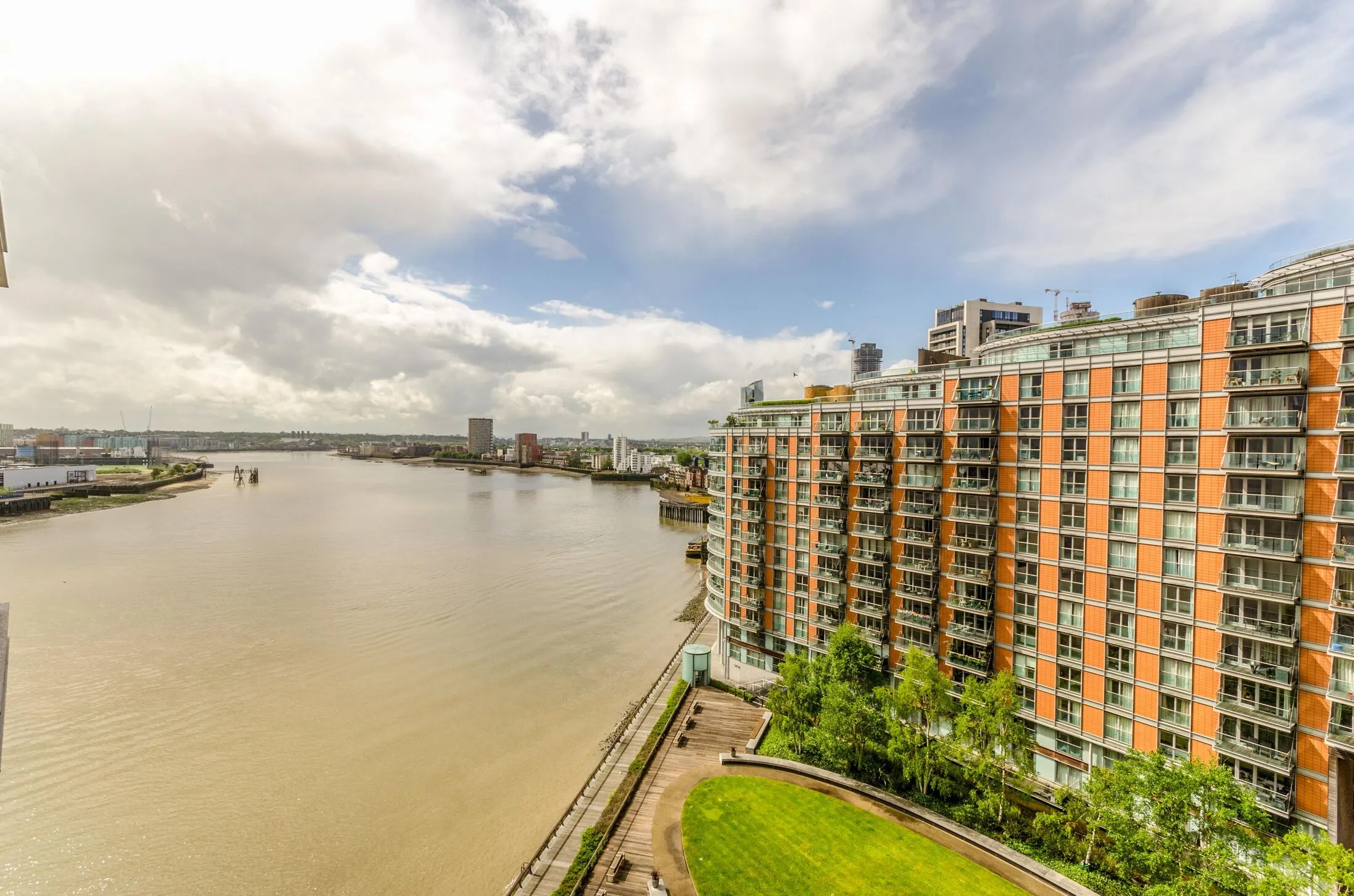 Flat Fairmont Avenue in Greater London