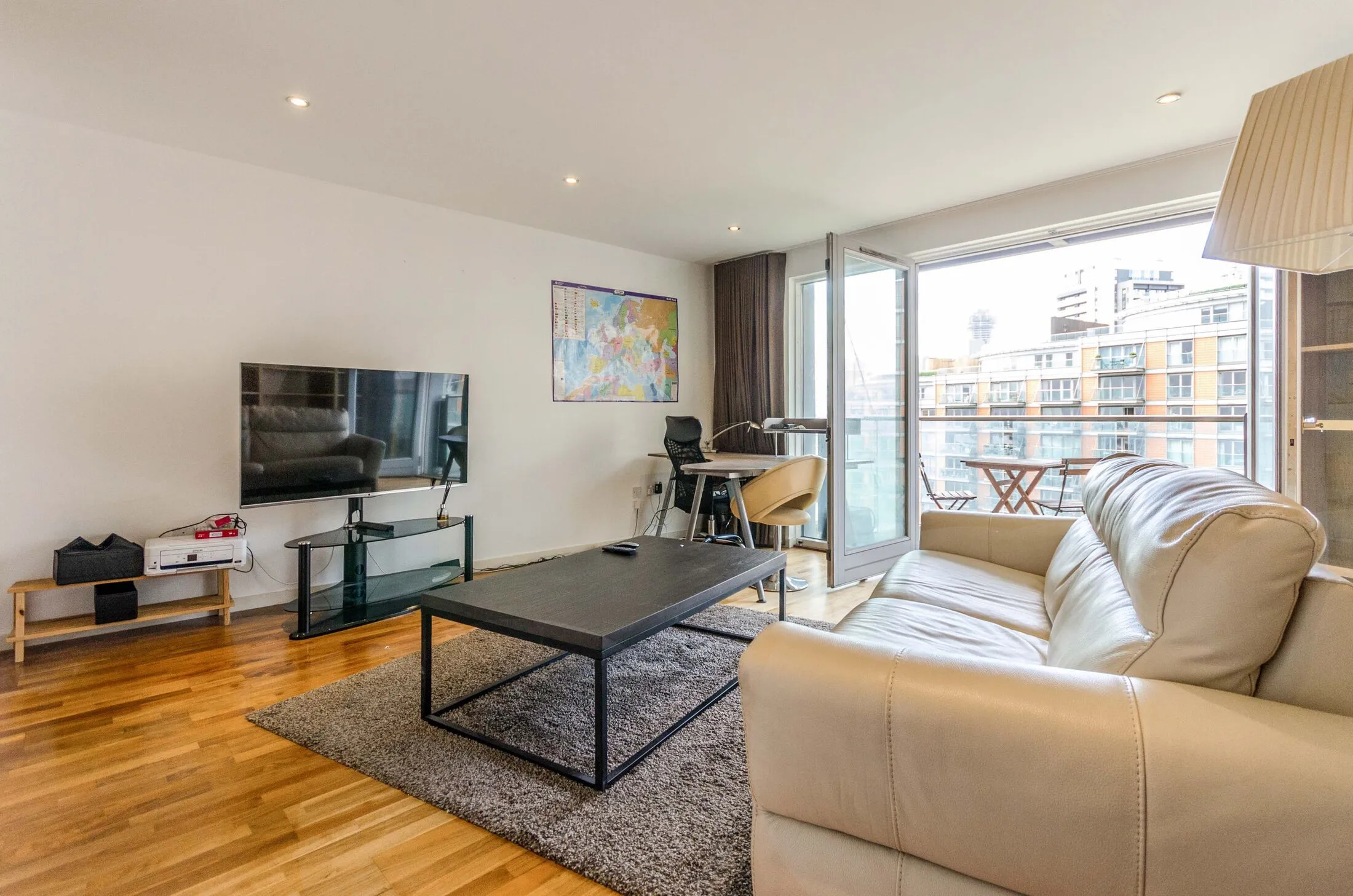 Flat Fairmont Avenue in Greater London