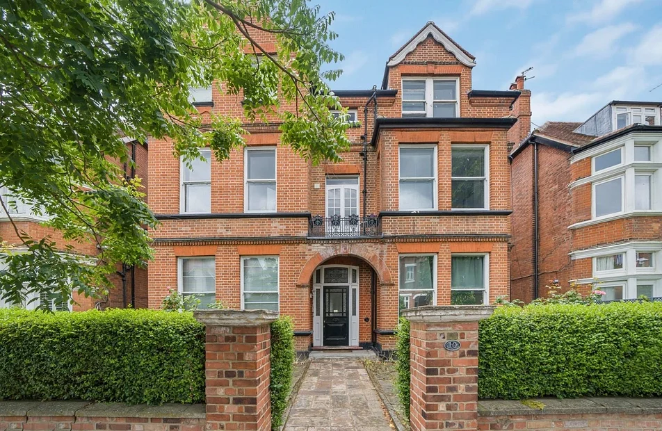 Flat Fawley Road in London