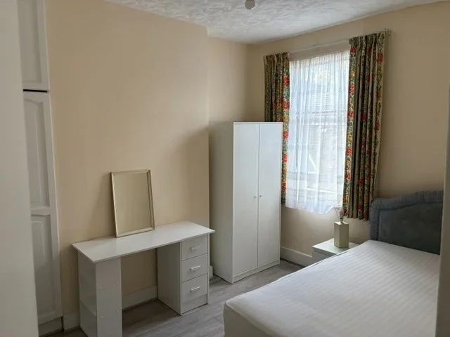 Room Buxton Road in Greater London