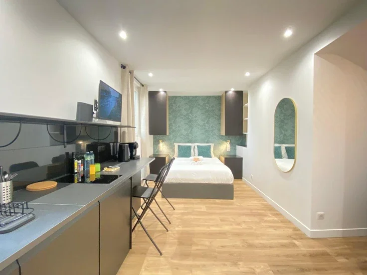 Flat Avenue Stephen Pichon in Paris