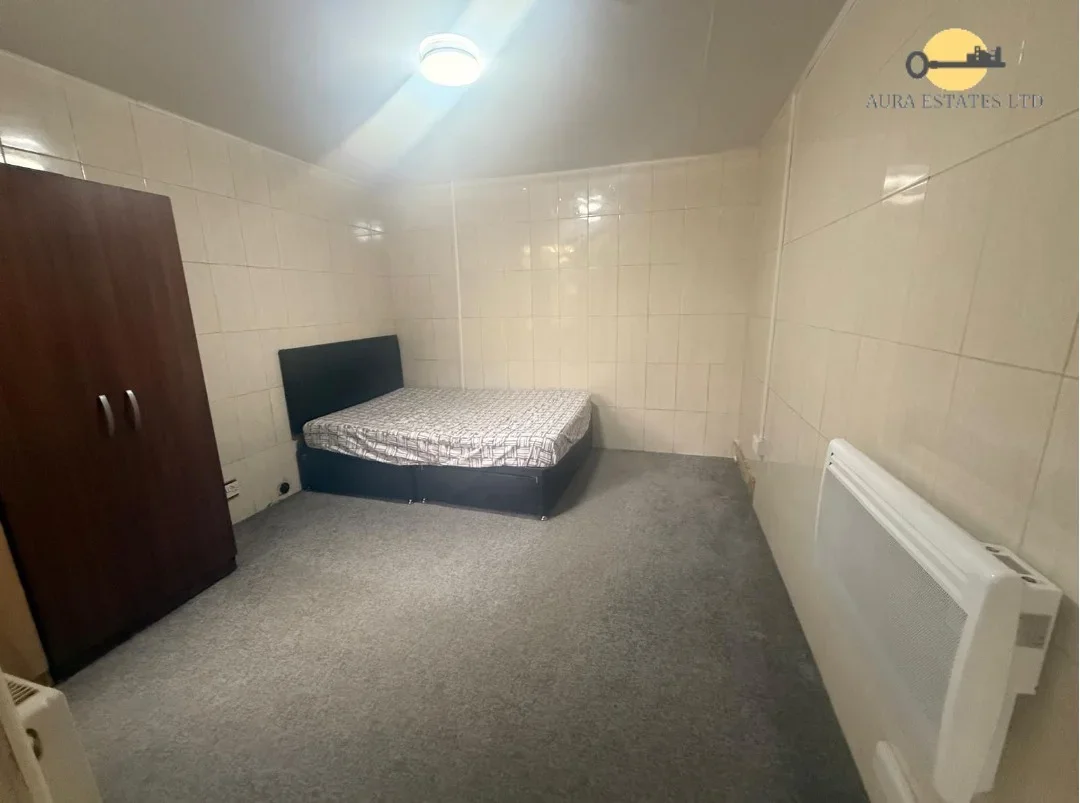 Flat Wimborne Road in Luton