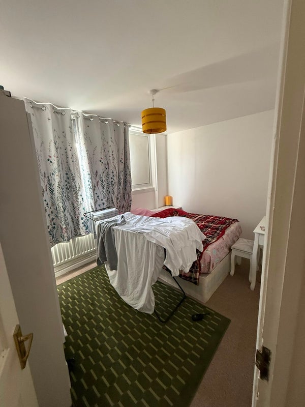 Room Oman Avenue in Greater London