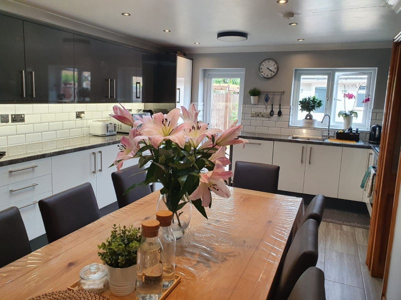 Room Meanley Road in Greater London