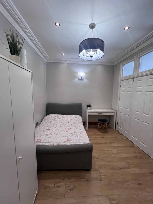 Room Meanley Road in Greater London